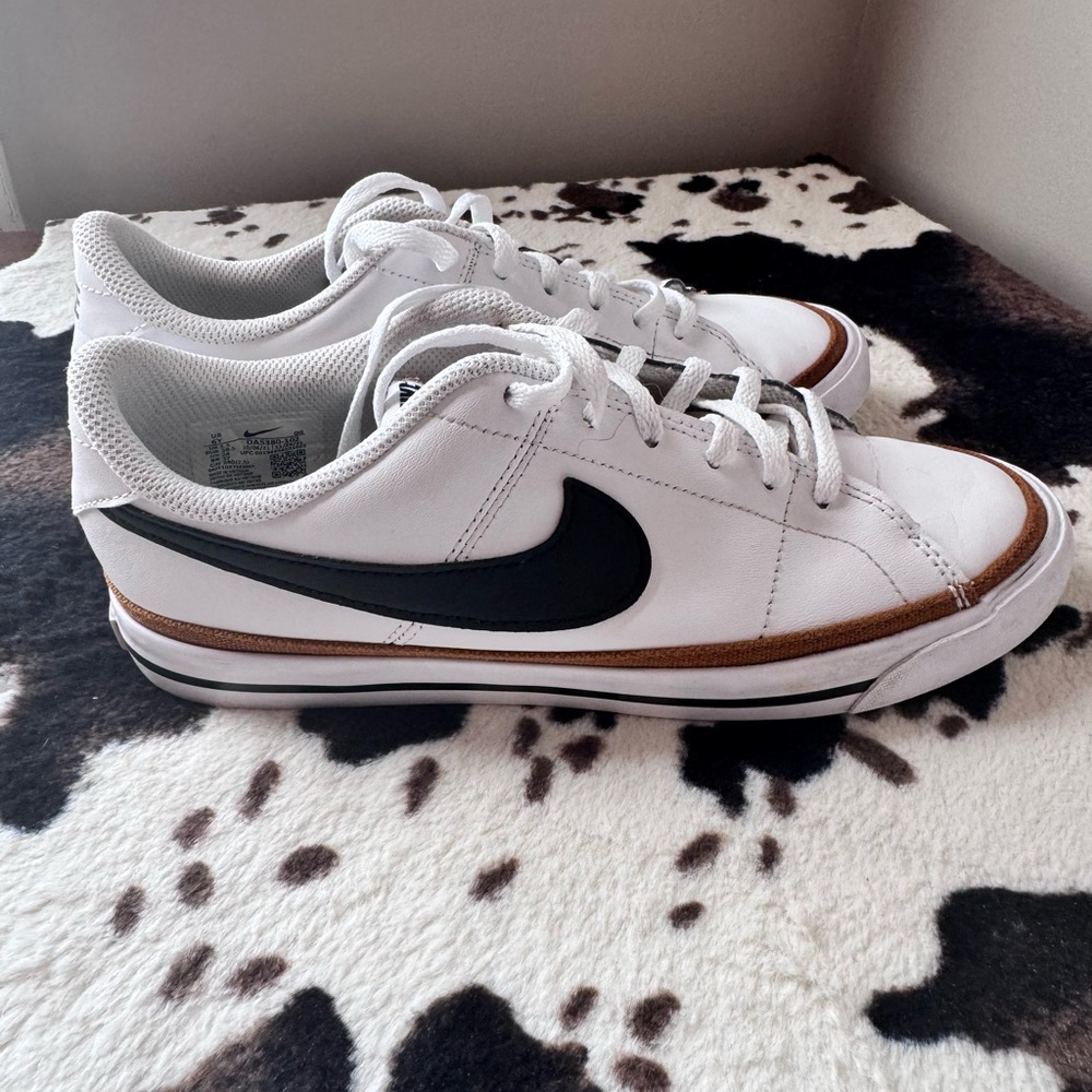 Nike White and Black Sneakers with Brown Accents